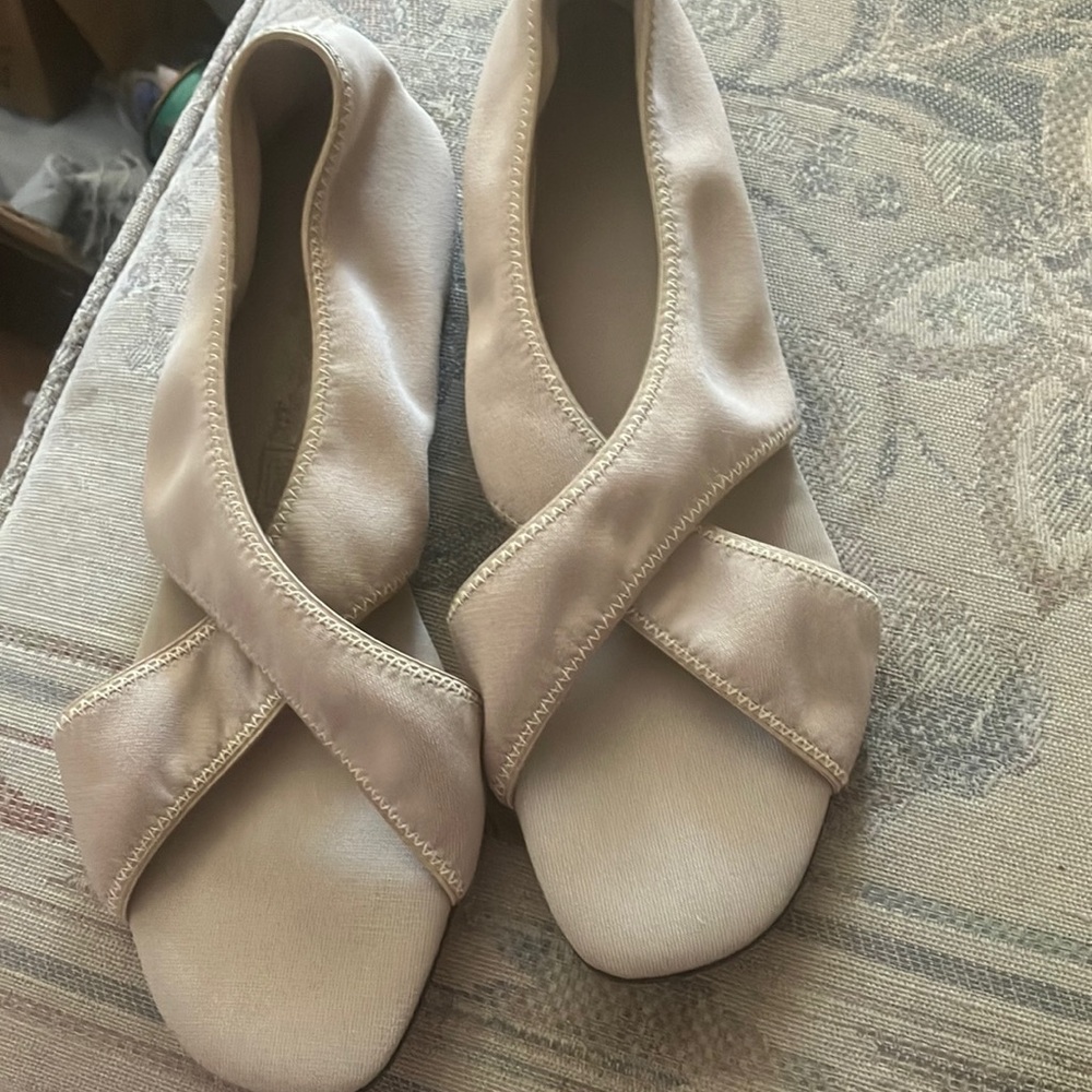 FINAL MARKDOWN Elegant Cream Women's Shoes 7